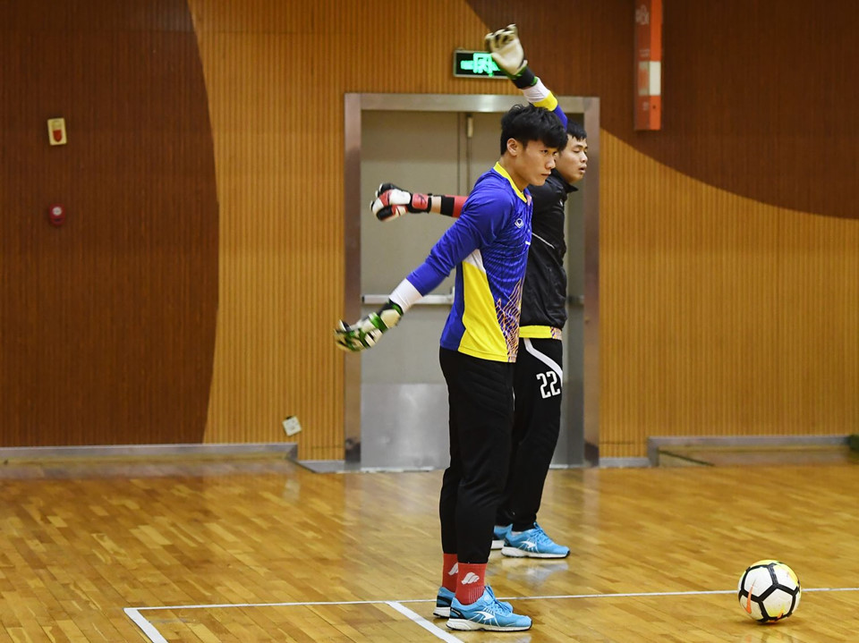 U23 Uzbekistan hào hứng tập dưới tuyết, Việt Nam rèn quân trong nhà